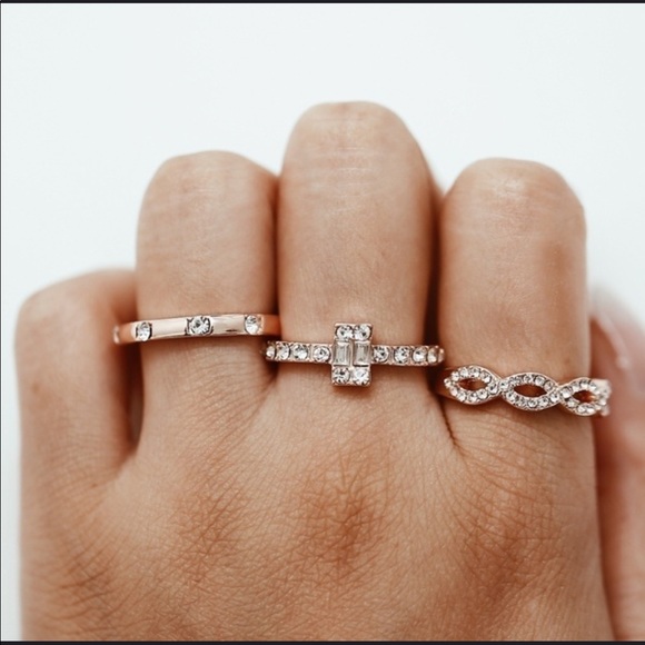 Jewelry - 🎉HP🎉 NEW Rose Gold Stackable Ring Set